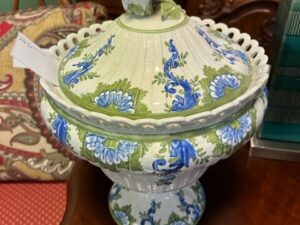 A Porcelain Italian Bowl with a Lid Image